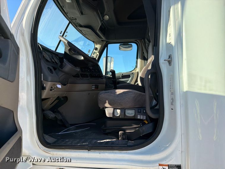 image for item YA4238 2018 Freightliner Cascadia 125 semi truck
