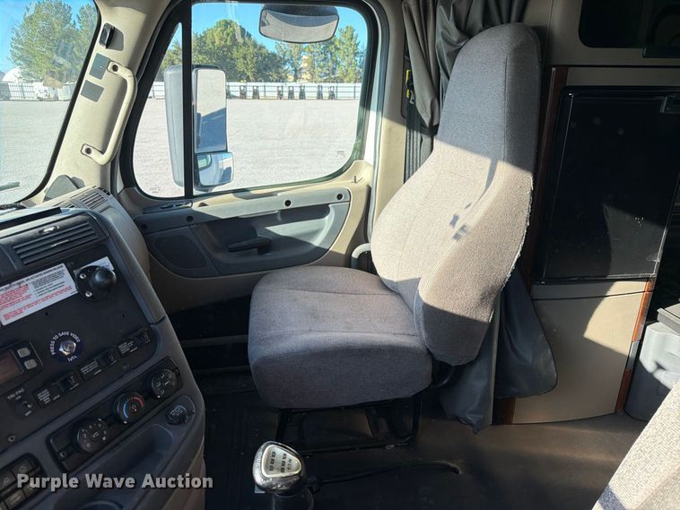 image for item YA4238 2018 Freightliner Cascadia 125 semi truck