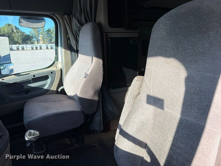image for item YA4238 2018 Freightliner Cascadia 125 semi truck
