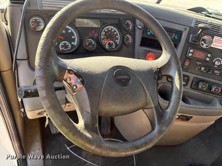 image for item YA4238 2018 Freightliner Cascadia 125 semi truck