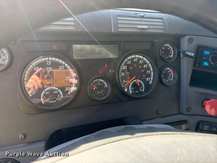 image for item YA4238 2018 Freightliner Cascadia 125 semi truck