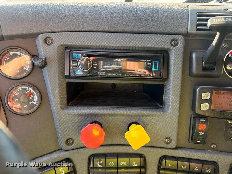 image for item YA4238 2018 Freightliner Cascadia 125 semi truck