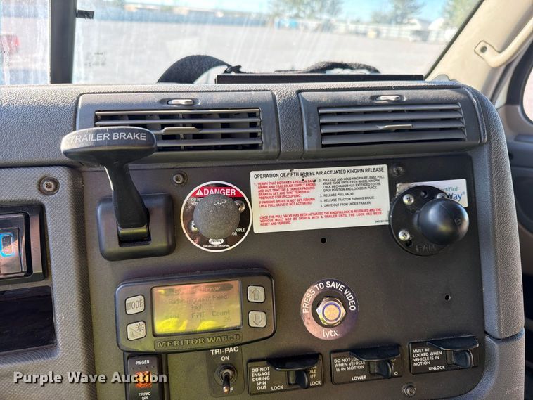 image for item YA4238 2018 Freightliner Cascadia 125 semi truck