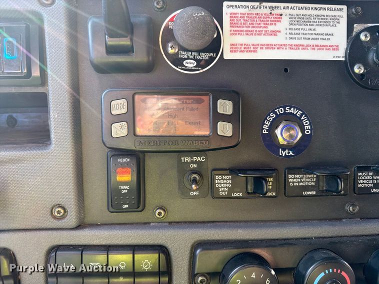 image for item YA4238 2018 Freightliner Cascadia 125 semi truck