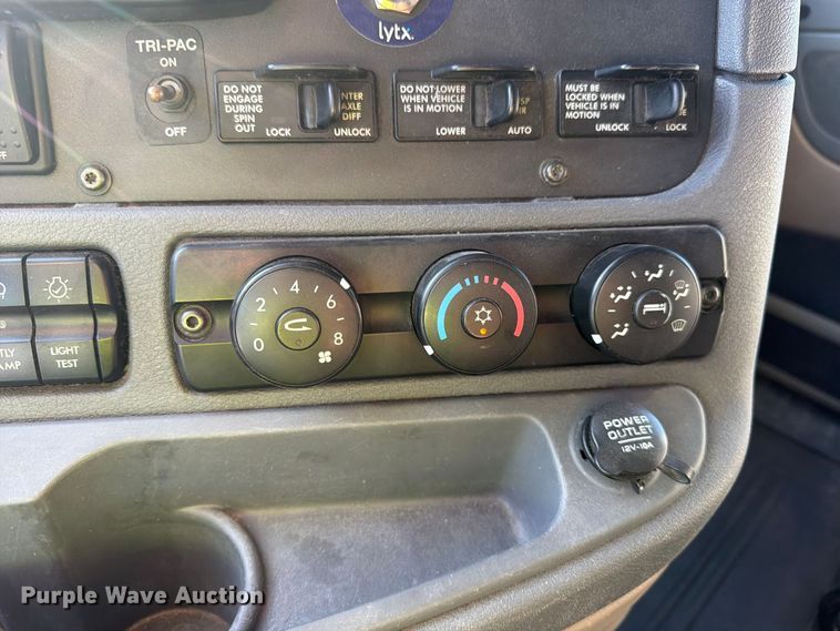 image for item YA4238 2018 Freightliner Cascadia 125 semi truck