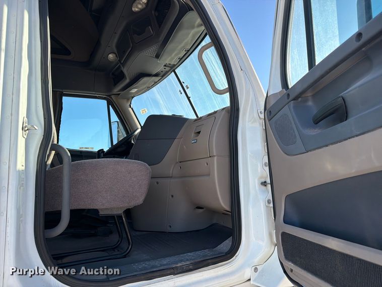 image for item YA4238 2018 Freightliner Cascadia 125 semi truck