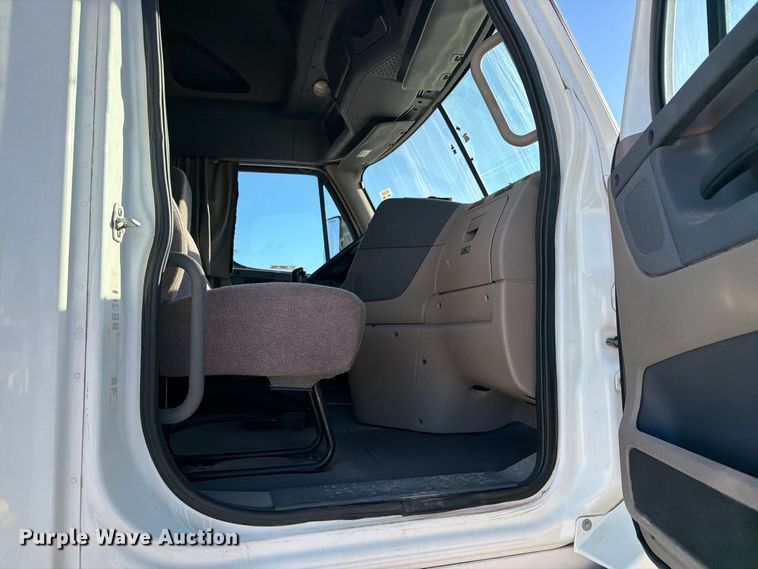 image for item YA4238 2018 Freightliner Cascadia 125 semi truck