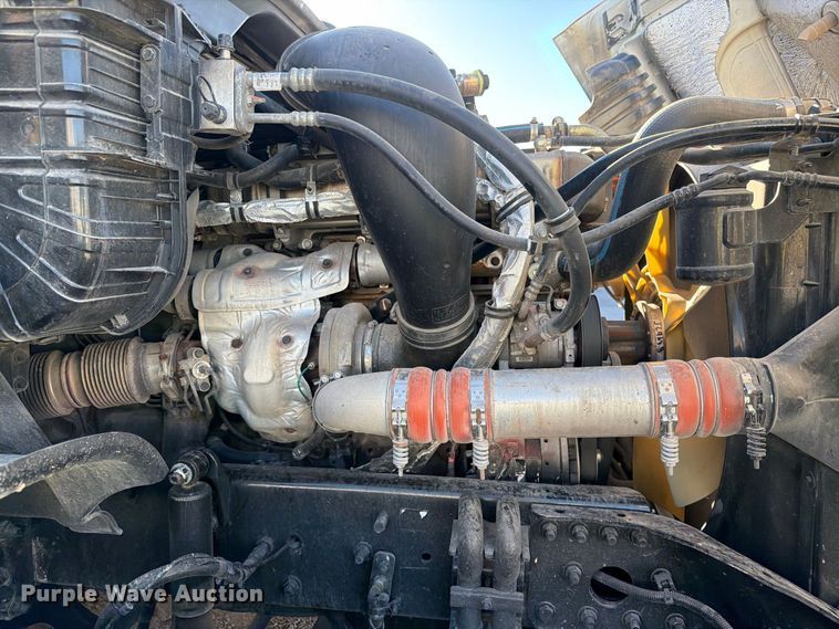 image for item YA4238 2018 Freightliner Cascadia 125 semi truck