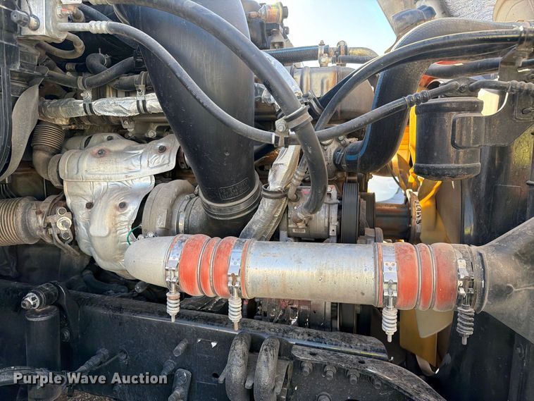 image for item YA4238 2018 Freightliner Cascadia 125 semi truck
