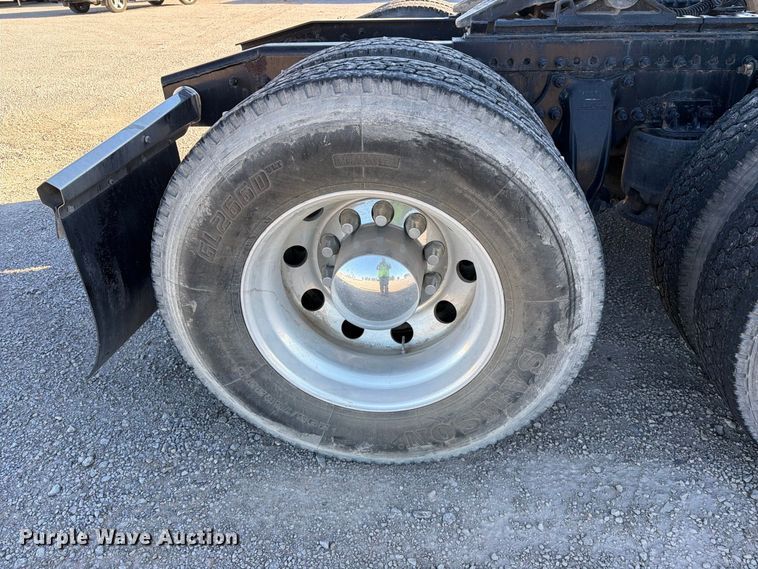image for item YA4238 2018 Freightliner Cascadia 125 semi truck