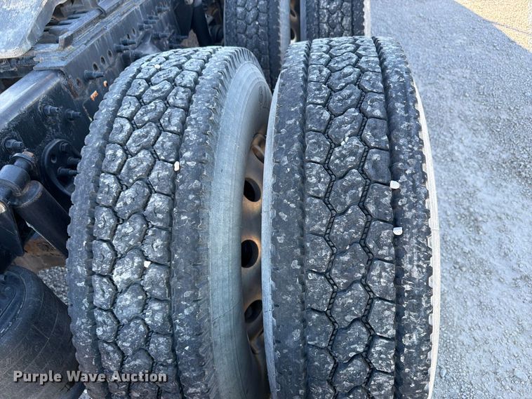 image for item YA4238 2018 Freightliner Cascadia 125 semi truck