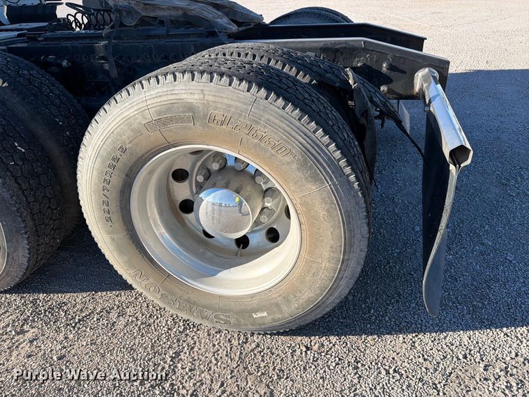 image for item YA4238 2018 Freightliner Cascadia 125 semi truck