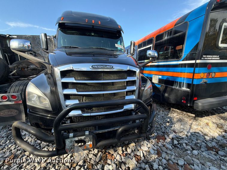 image for item YA4331 2018 Freightliner Cascadia 126 semi truck