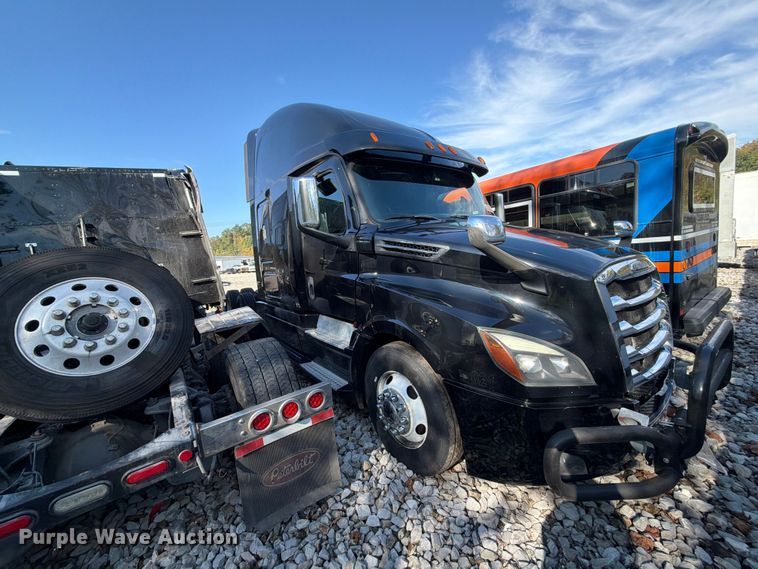 image for item YA4331 2018 Freightliner Cascadia 126 semi truck