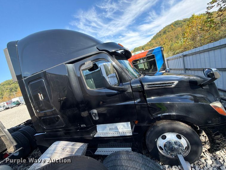 image for item YA4331 2018 Freightliner Cascadia 126 semi truck