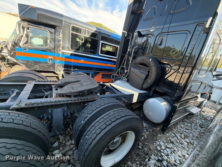 image for item YA4331 2018 Freightliner Cascadia 126 semi truck
