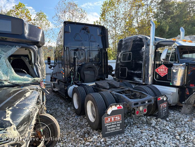 image for item YA4331 2018 Freightliner Cascadia 126 semi truck