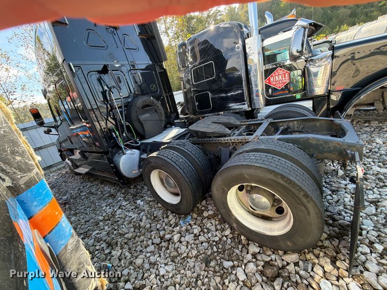 image for item YA4331 2018 Freightliner Cascadia 126 semi truck