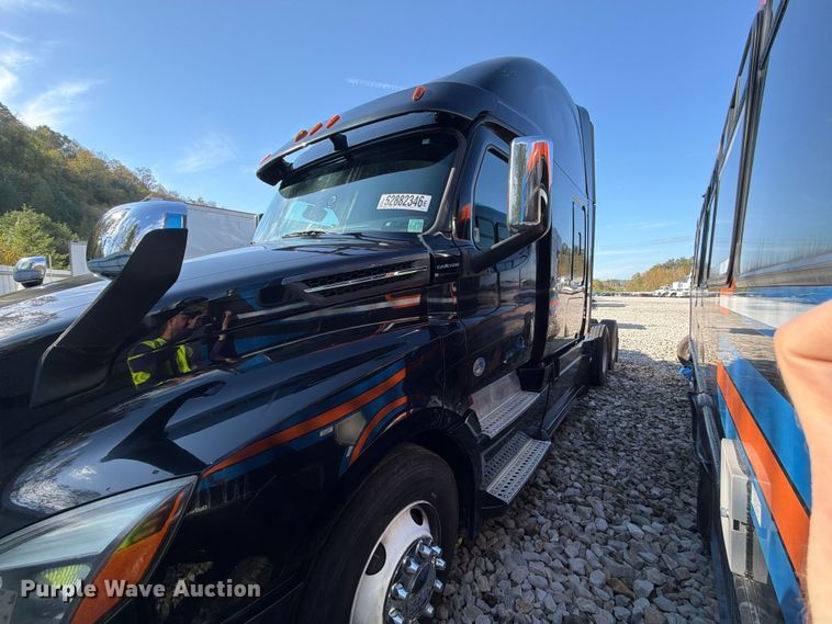 image for item YA4331 2018 Freightliner Cascadia 126 semi truck