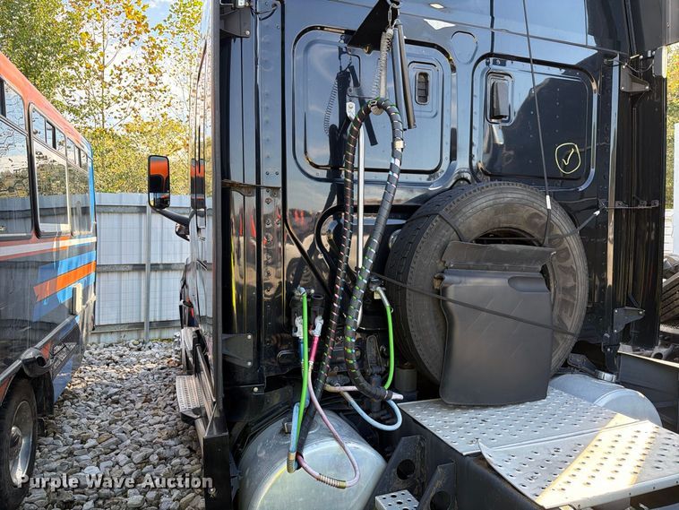 image for item YA4331 2018 Freightliner Cascadia 126 semi truck