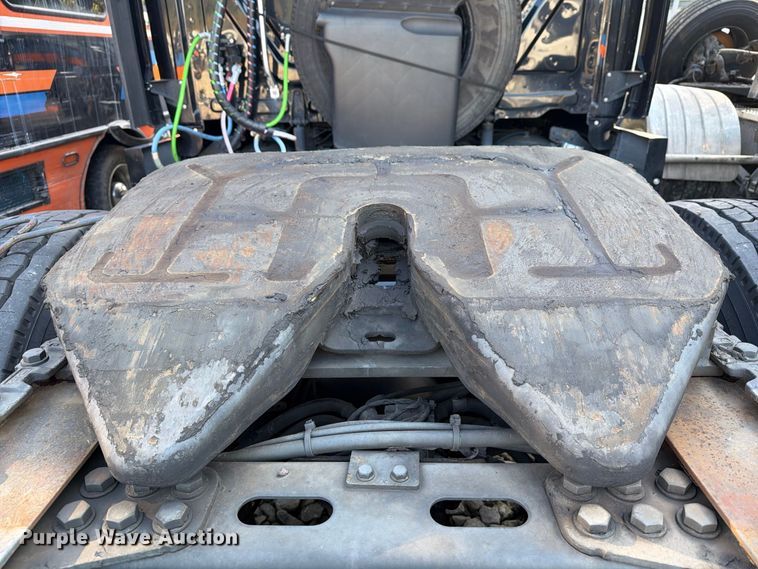 image for item YA4331 2018 Freightliner Cascadia 126 semi truck