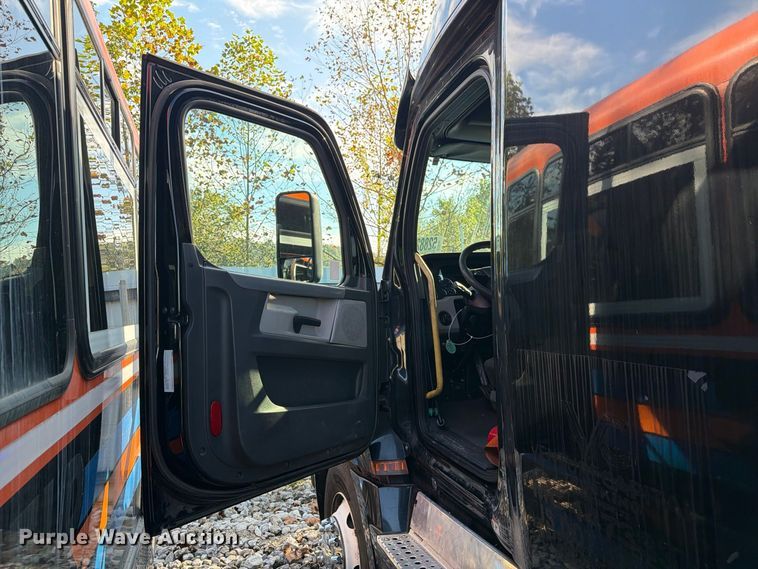 image for item YA4331 2018 Freightliner Cascadia 126 semi truck