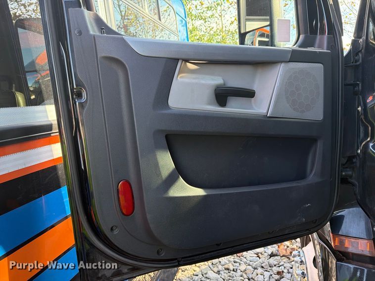 image for item YA4331 2018 Freightliner Cascadia 126 semi truck