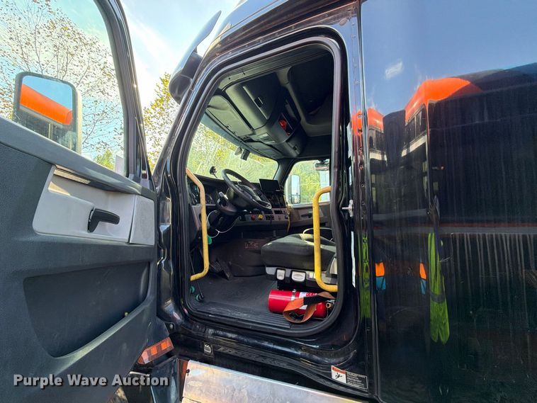 image for item YA4331 2018 Freightliner Cascadia 126 semi truck