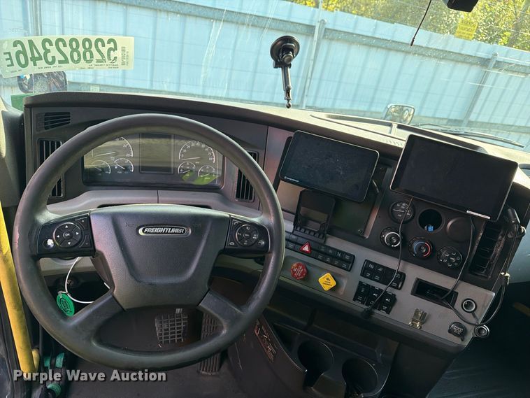 image for item YA4331 2018 Freightliner Cascadia 126 semi truck