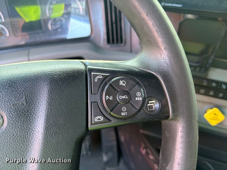 image for item YA4331 2018 Freightliner Cascadia 126 semi truck