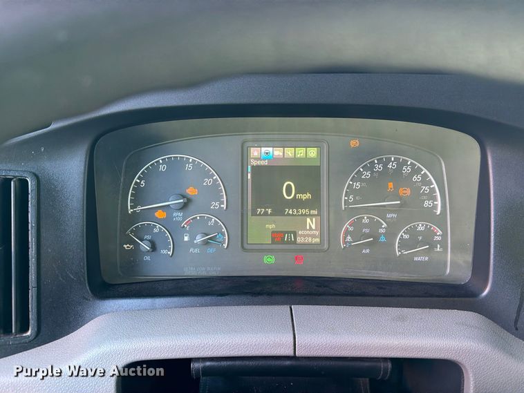 image for item YA4331 2018 Freightliner Cascadia 126 semi truck