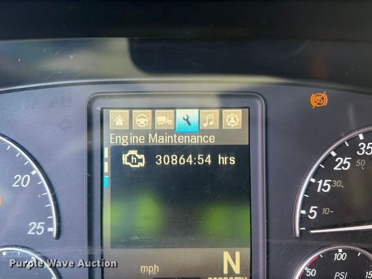 image for item YA4331 2018 Freightliner Cascadia 126 semi truck