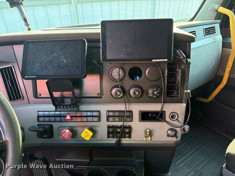 image for item YA4331 2018 Freightliner Cascadia 126 semi truck