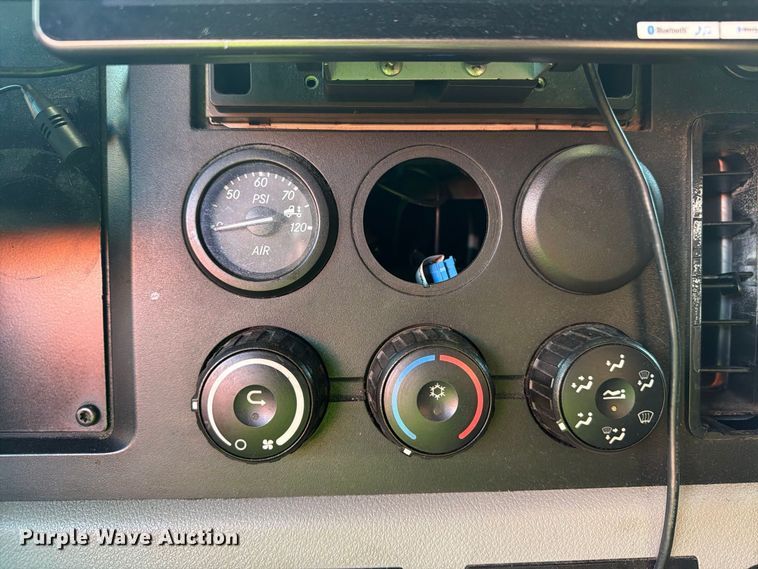 image for item YA4331 2018 Freightliner Cascadia 126 semi truck