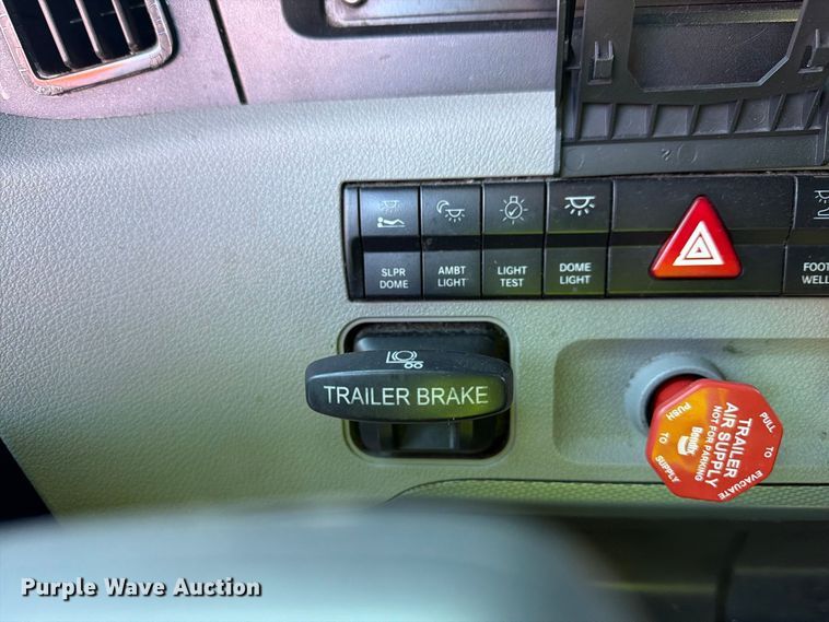 image for item YA4331 2018 Freightliner Cascadia 126 semi truck