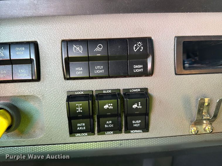 image for item YA4331 2018 Freightliner Cascadia 126 semi truck