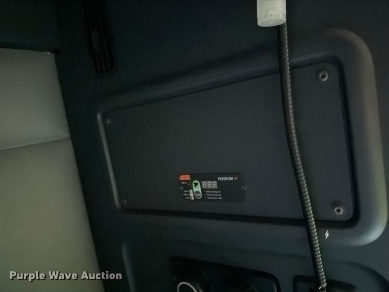 image for item YA4331 2018 Freightliner Cascadia 126 semi truck