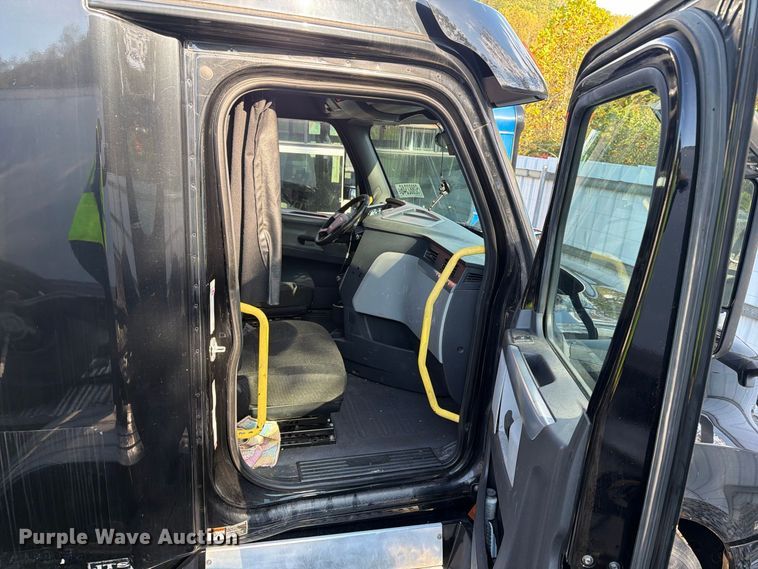image for item YA4331 2018 Freightliner Cascadia 126 semi truck