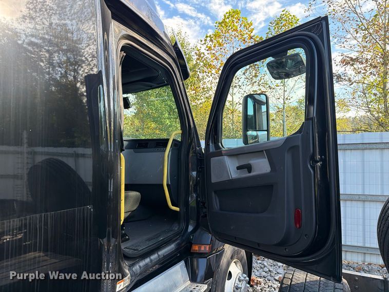 image for item YA4331 2018 Freightliner Cascadia 126 semi truck