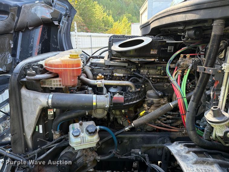 image for item YA4331 2018 Freightliner Cascadia 126 semi truck