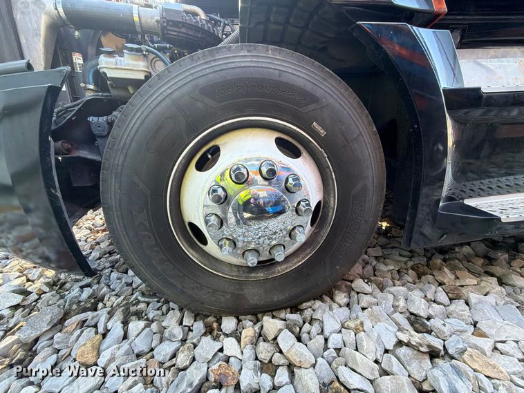 image for item YA4331 2018 Freightliner Cascadia 126 semi truck