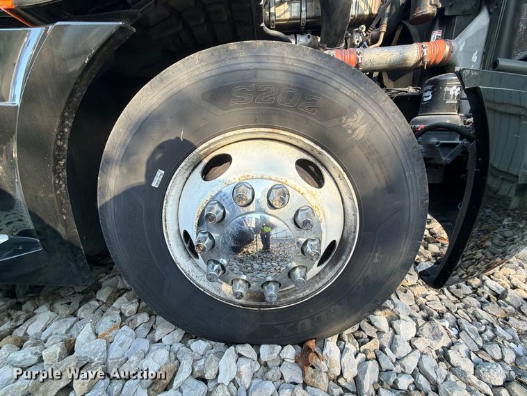 image for item YA4331 2018 Freightliner Cascadia 126 semi truck