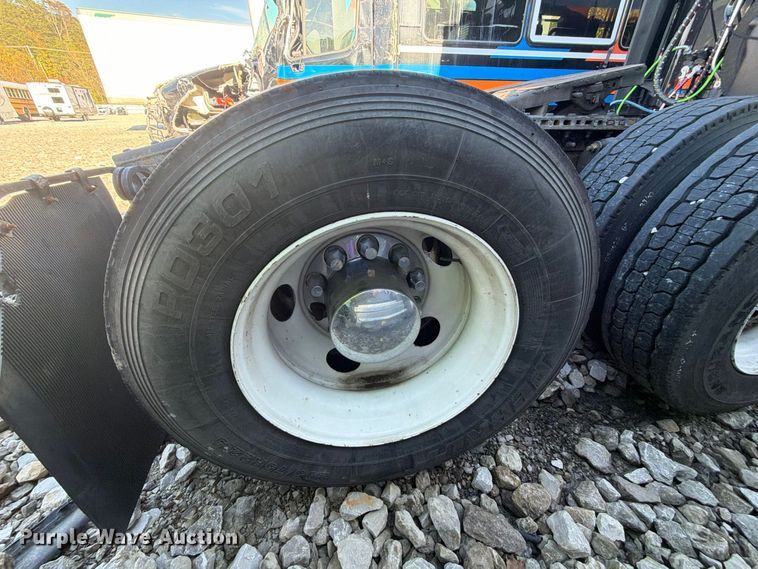 image for item YA4331 2018 Freightliner Cascadia 126 semi truck