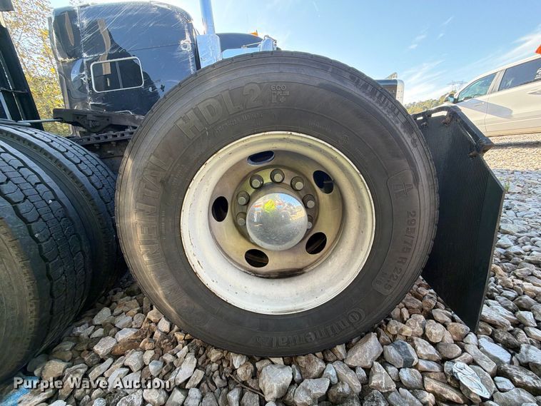 image for item YA4331 2018 Freightliner Cascadia 126 semi truck