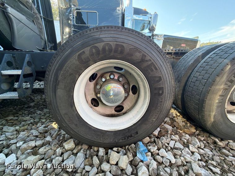 image for item YA4331 2018 Freightliner Cascadia 126 semi truck