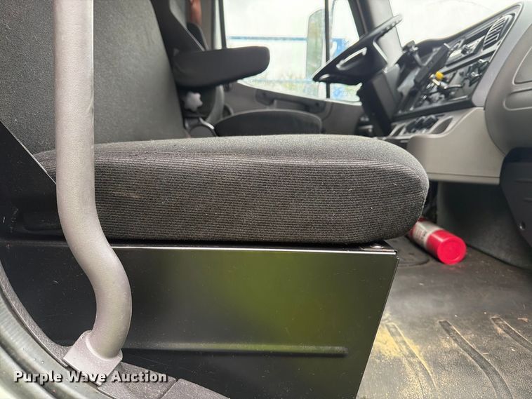 image for item YA4362 2018 Freightliner Business Class M2 box truck