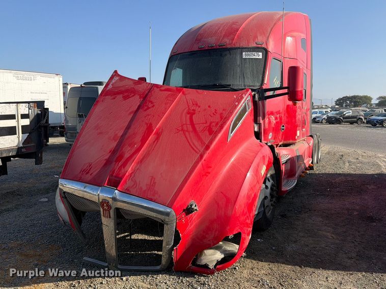 image for item YA4815 2017 Kenworth T680 semi truck