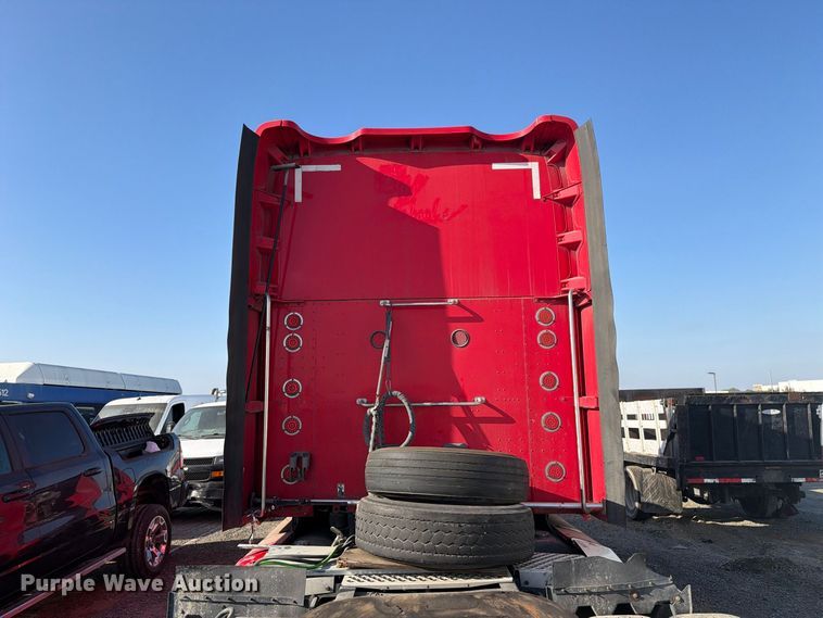 image for item YA4815 2017 Kenworth T680 semi truck