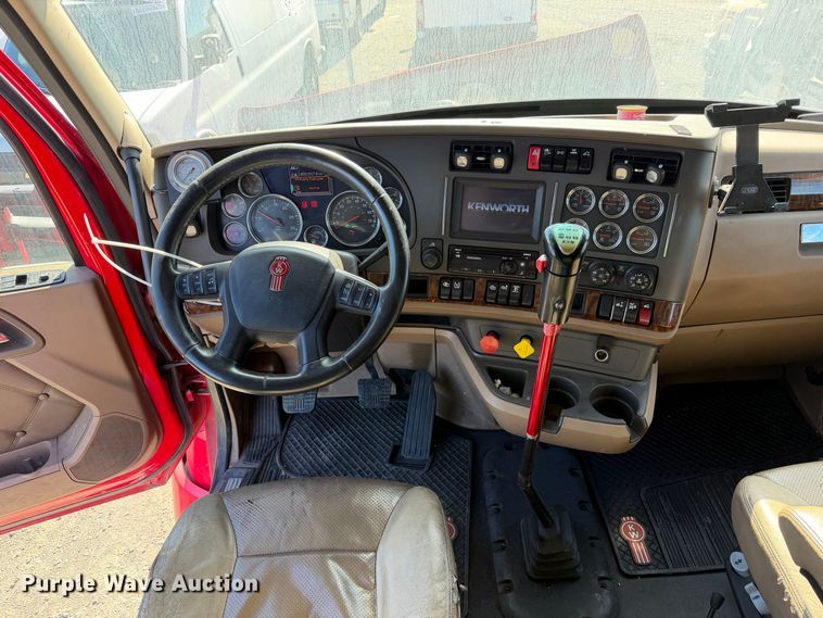 image for item YA4815 2017 Kenworth T680 semi truck
