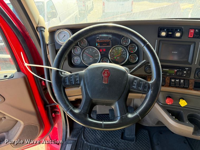 image for item YA4815 2017 Kenworth T680 semi truck